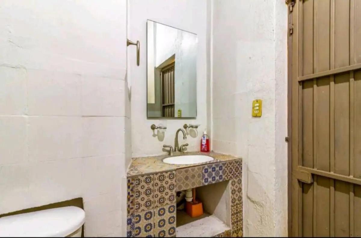 1 Guadalajara Corazon Del Centro Historico Hospedate En Una Casa Antigua En Una Habitacion Sencilla Con Areas Comunes Y Banos Compartidas Dış mekan fotoğraf